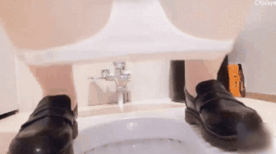 【肉丝三寸萝莉】网红美少女男厕偷尿自慰!粉穴淫插娇喘喷水大胆露出!