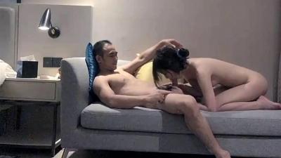 大叔激情邂逅年轻肤白嫩妹,温柔配合欲仙欲死