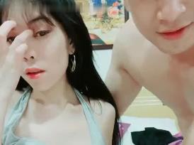 猎艳越南白皙嫩妹激情直播!骑乘后入疯狂抽插,抱起来操干姿势随便换!